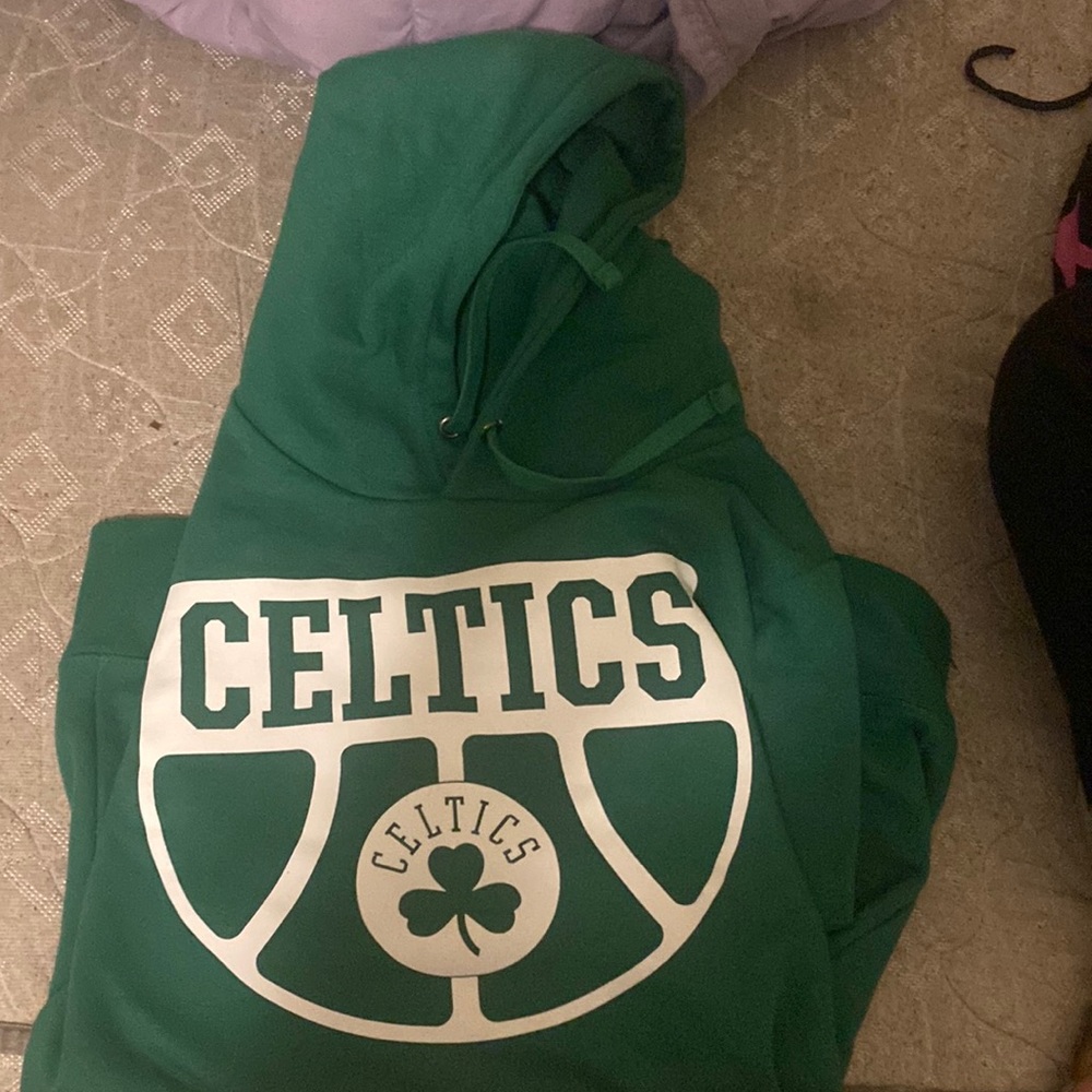 I am selling a Boston Celtics sweater it’s a large in men
